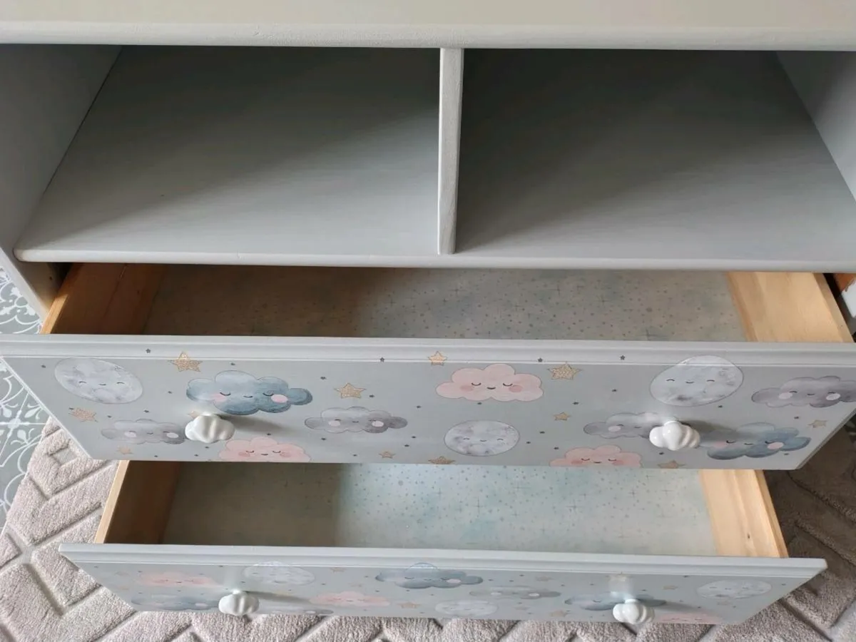 Chest of Drawers/Changing Unit - Image 4