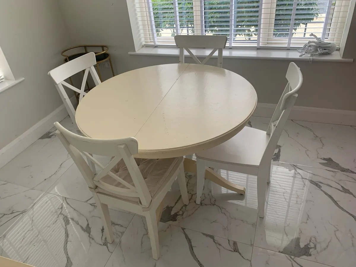 Extendable dining table - Image 1
