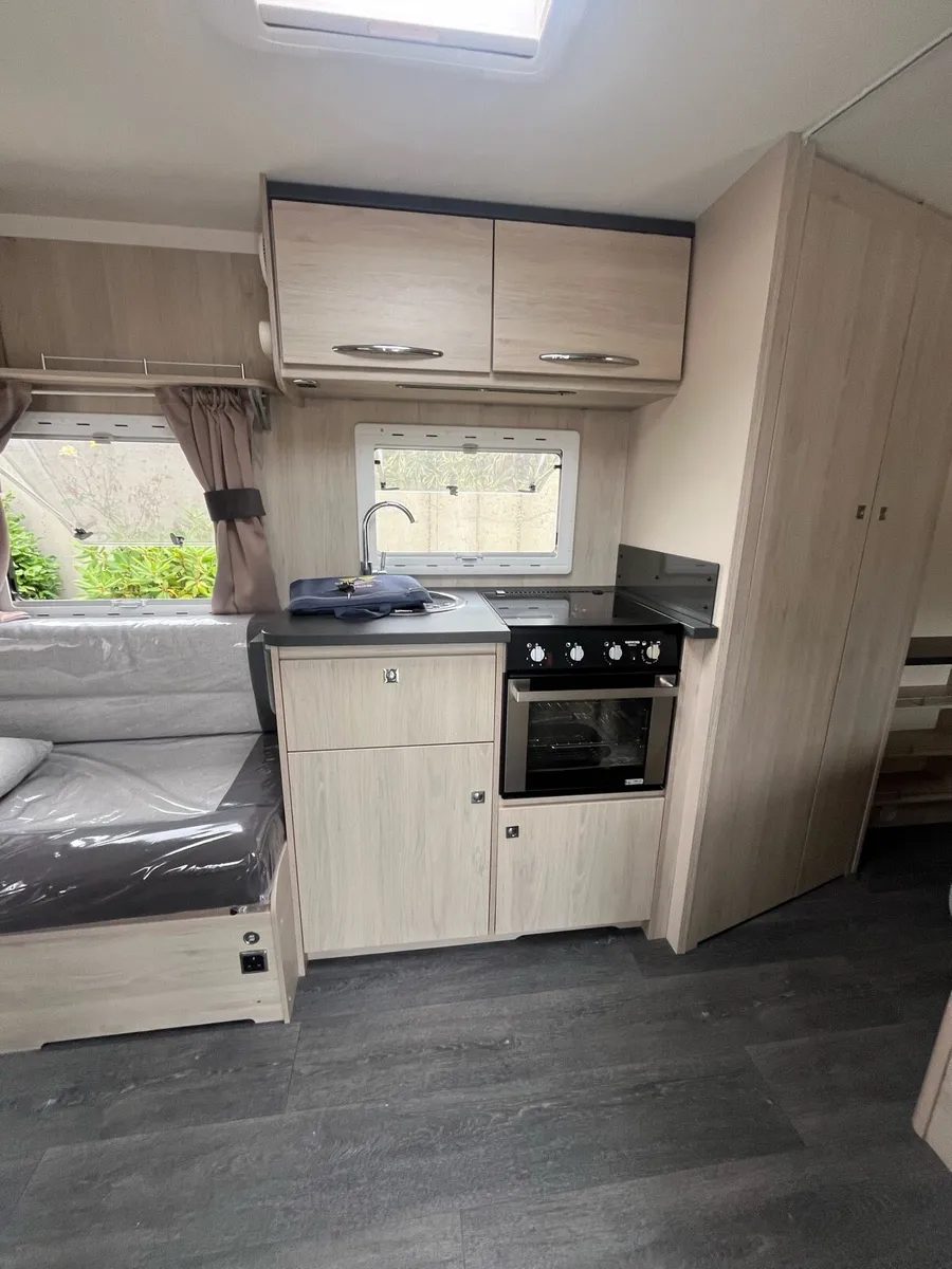 CARAVELER ANTERES 485 fixed bed - Image 3