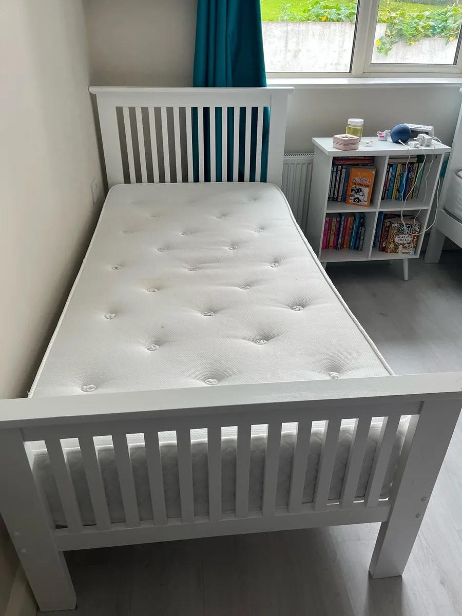 Single beds - Image 2