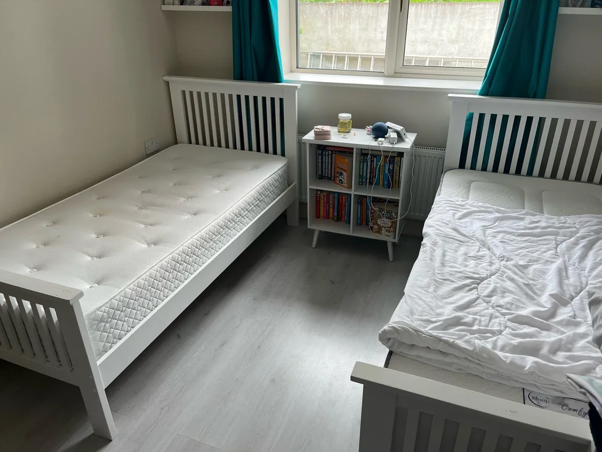 Single beds - Image 1