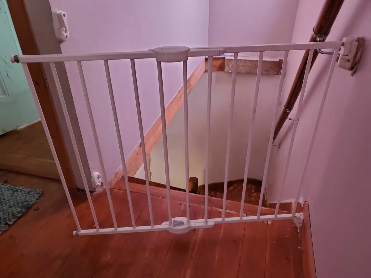 Baby Gate Stairgate wall mounted x 2