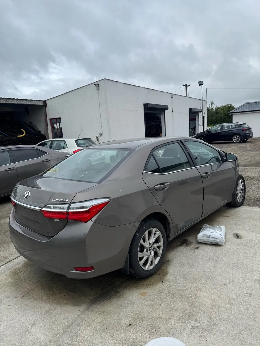 Breaking  2018 Toyota Corolla - Image 3