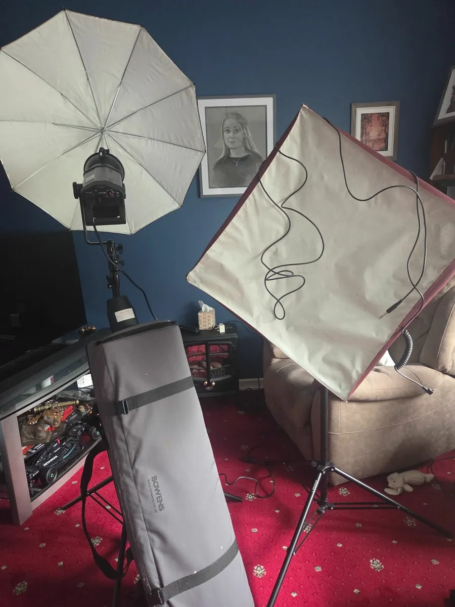 Photography Lights & Backdrop - Image 1