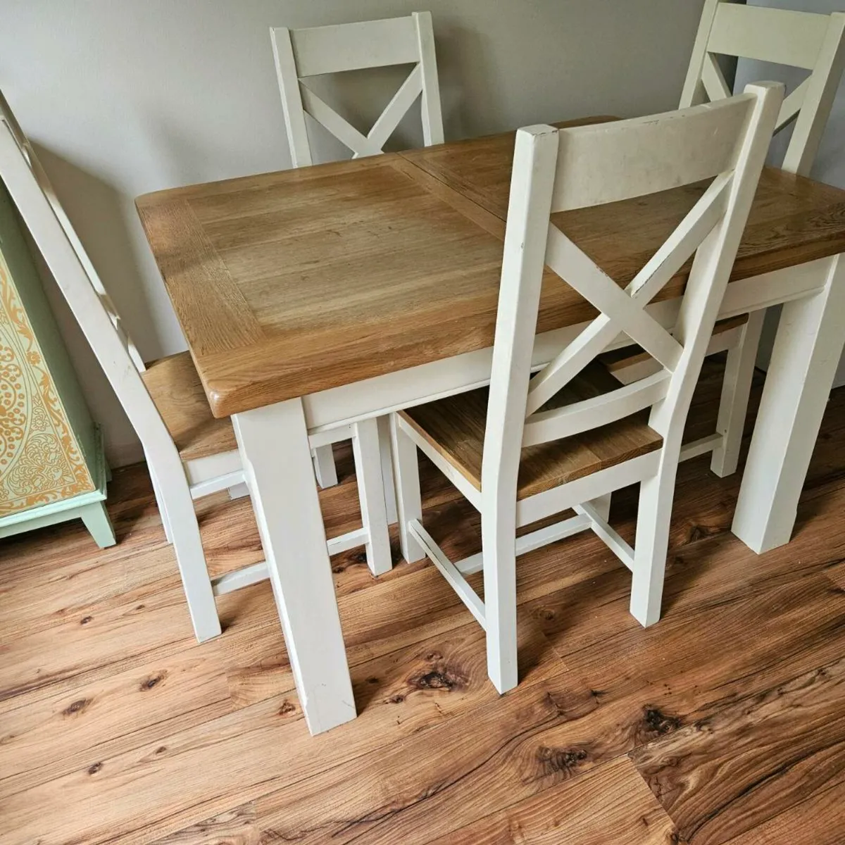 Table and chairs - Image 1