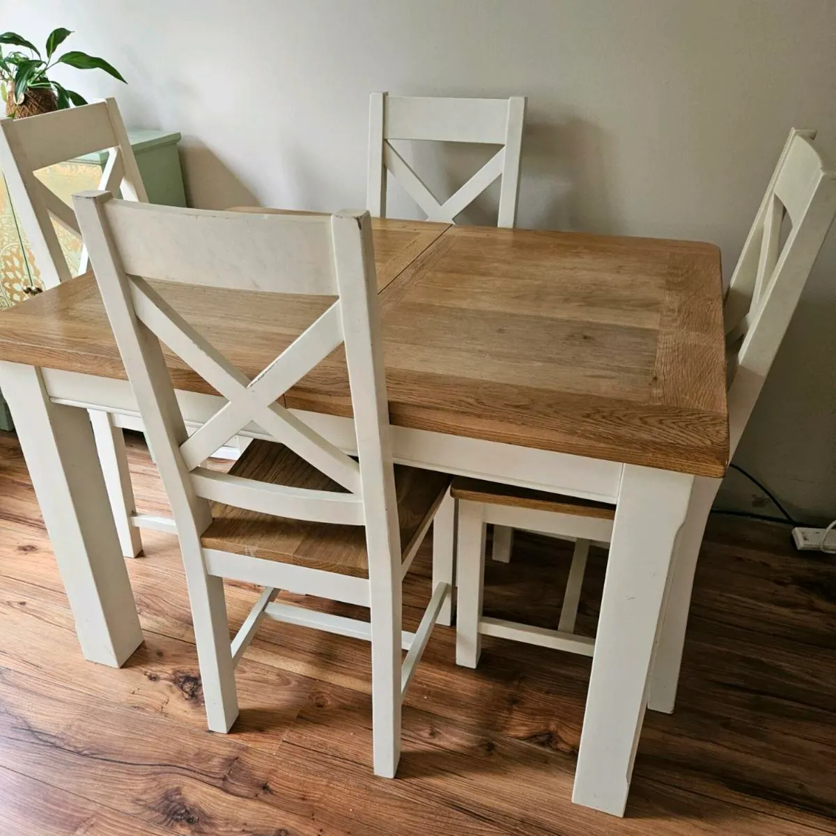 Table and chairs - Image 2