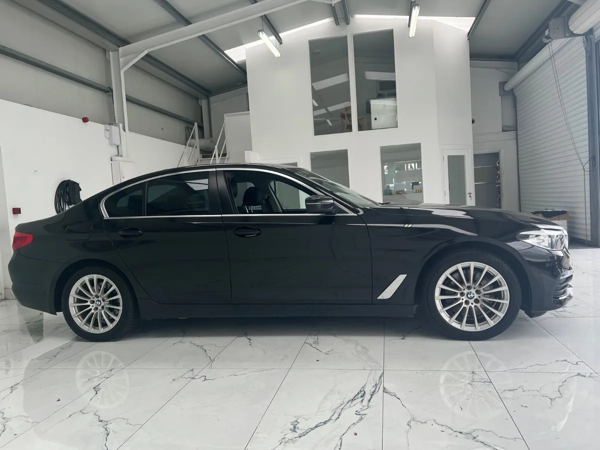 BMW 5-Series 2019 se - Image 3
