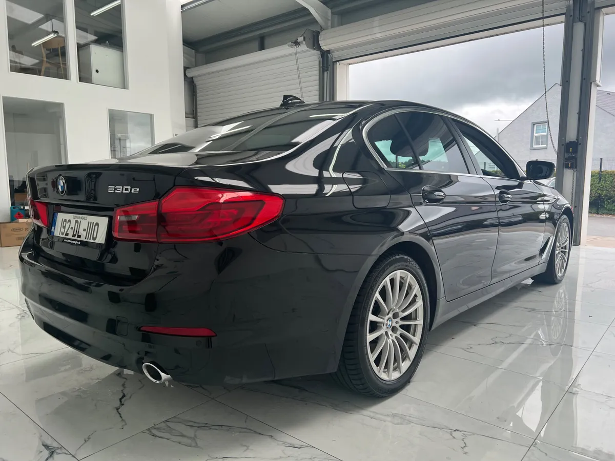 BMW 5-Series 2019 se - Image 4