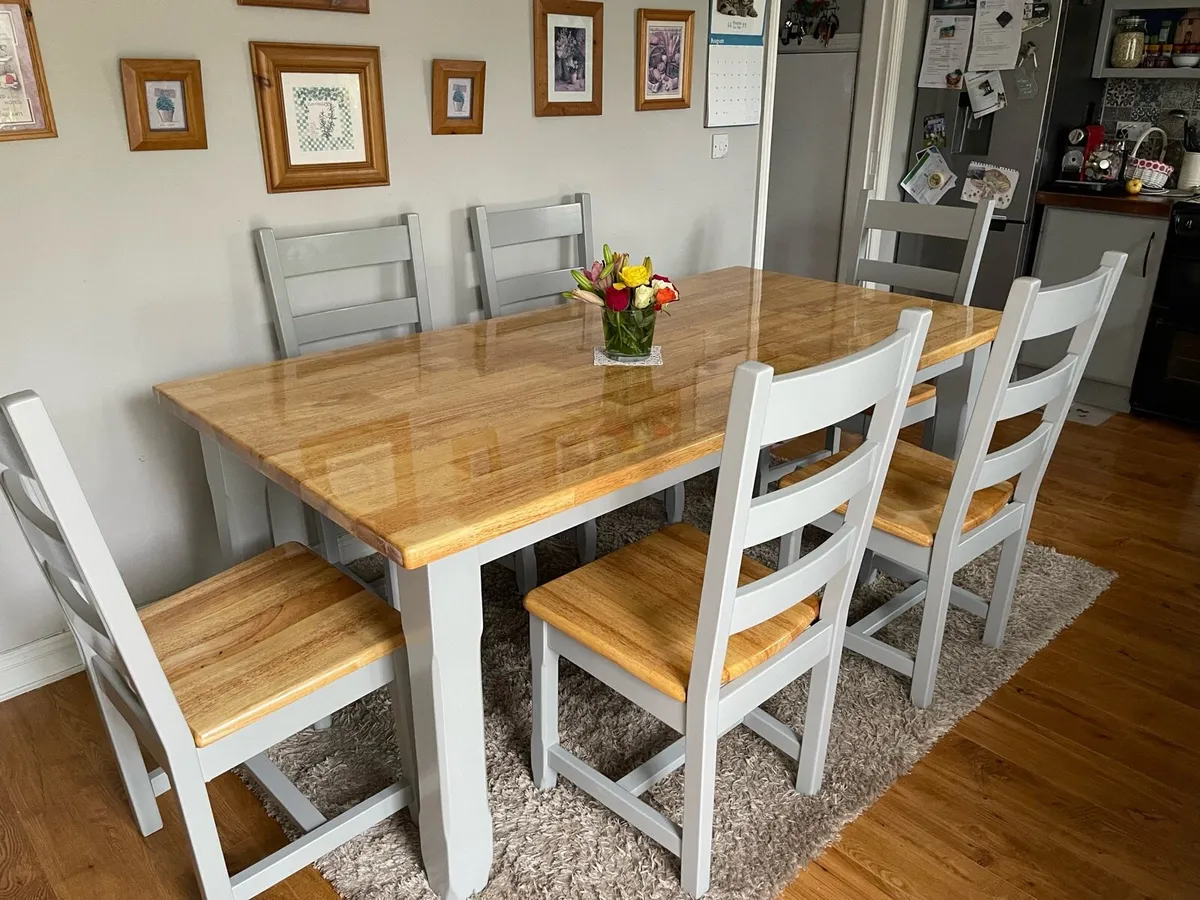 Table and chairs - Image 2