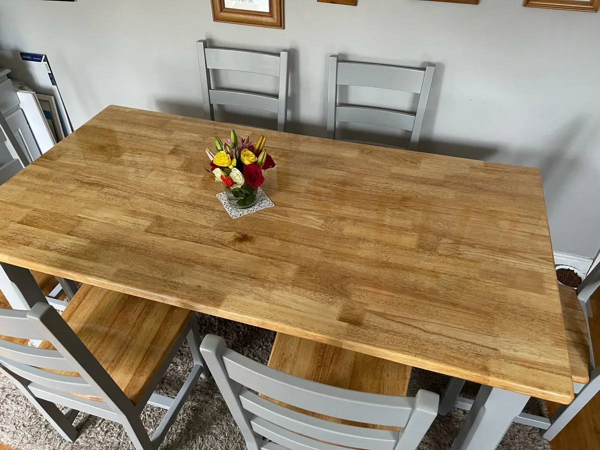 Table and chairs - Image 3