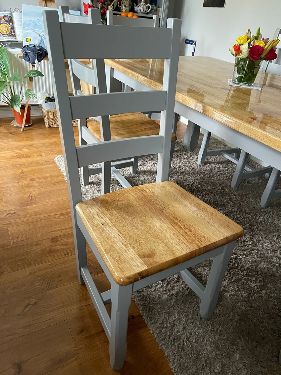Table and chairs - Image 4