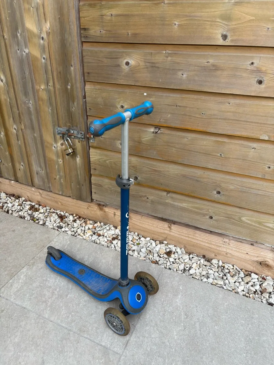 Kids Globber light up scooter - Image 2