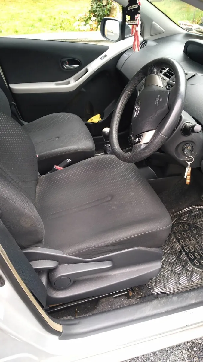 Toyota Yaris 2011 - Image 2