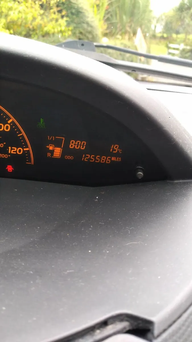 Toyota Yaris 2011 - Image 3