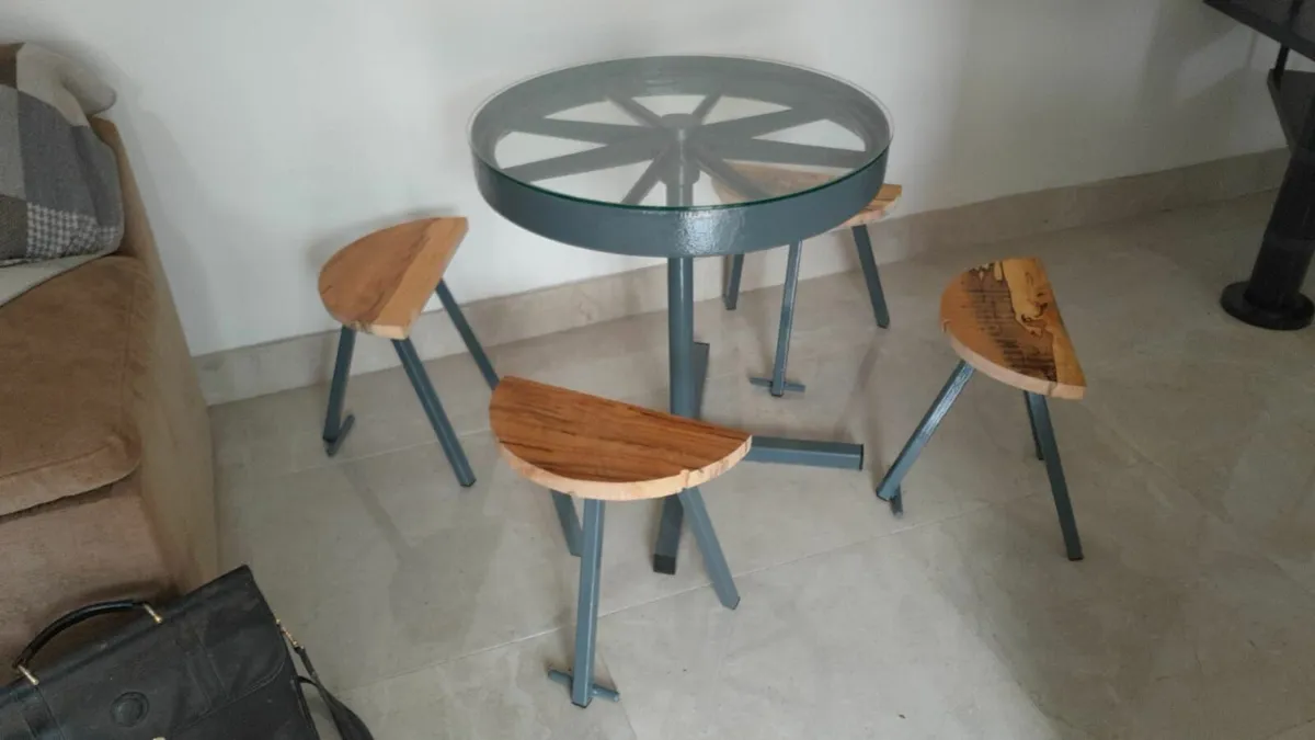 Table & chairs - Image 4