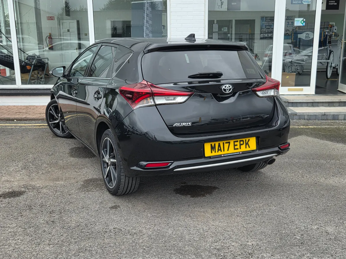 Toyota Auris 2017 - Image 2
