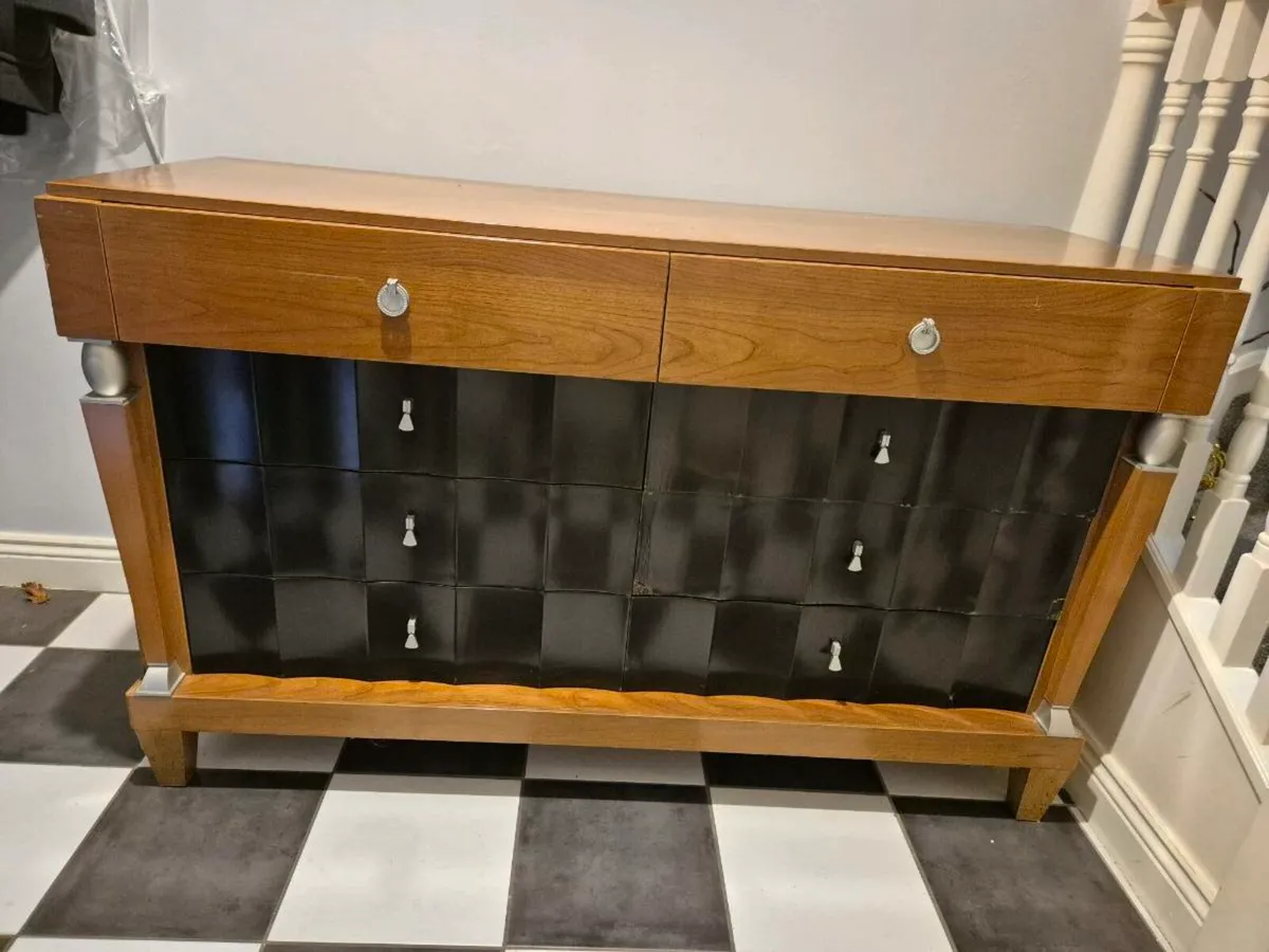Chest of drawers