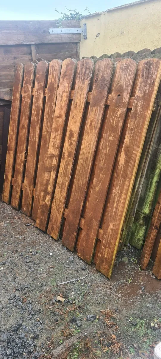 Reclaimed Round Head Fencing