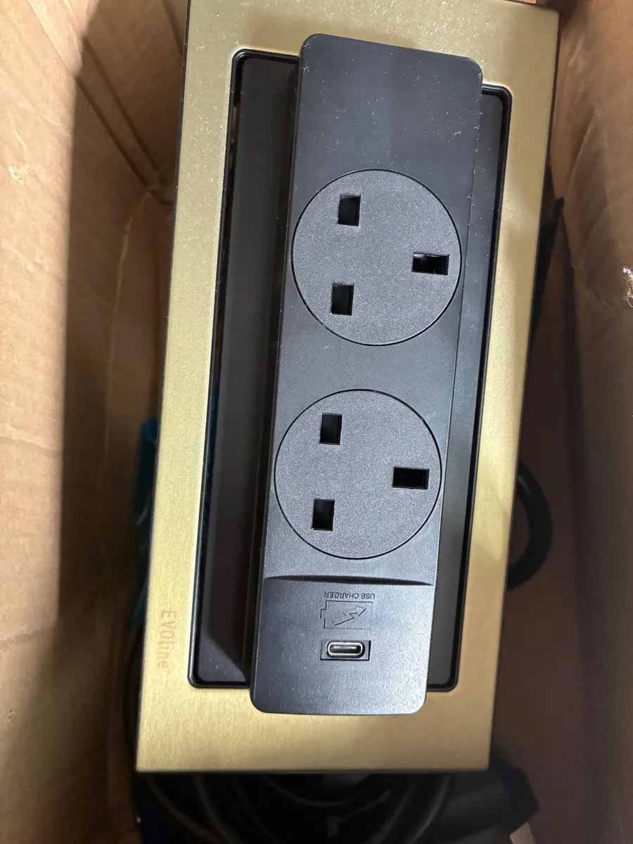 Premium Evoline Flip Up Socket with USC charger - Image 2
