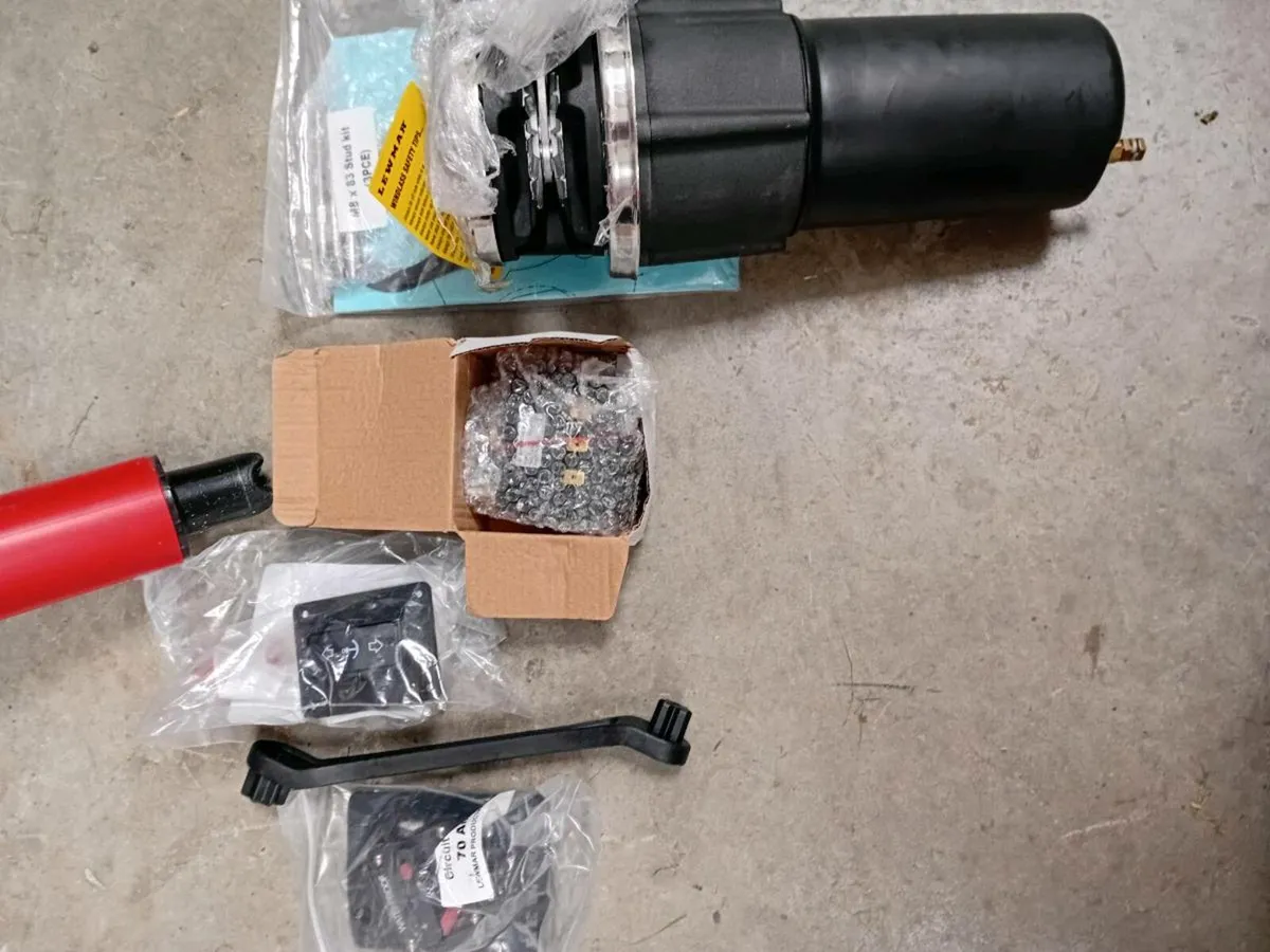 Lewmar electric windlass - Image 2