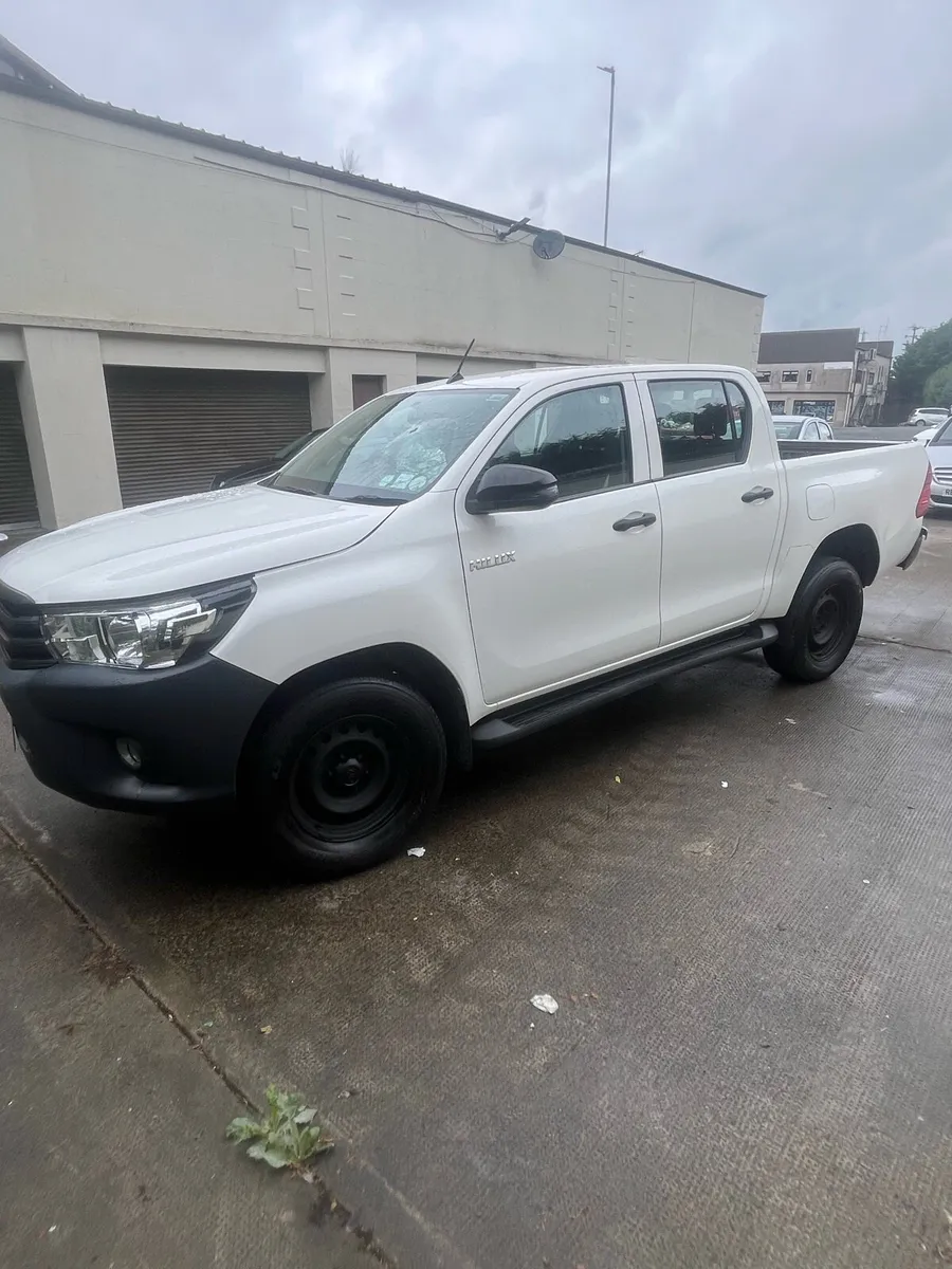 19 toyota hilux - Image 2