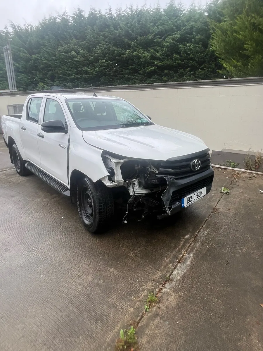 19 toyota hilux - Image 4
