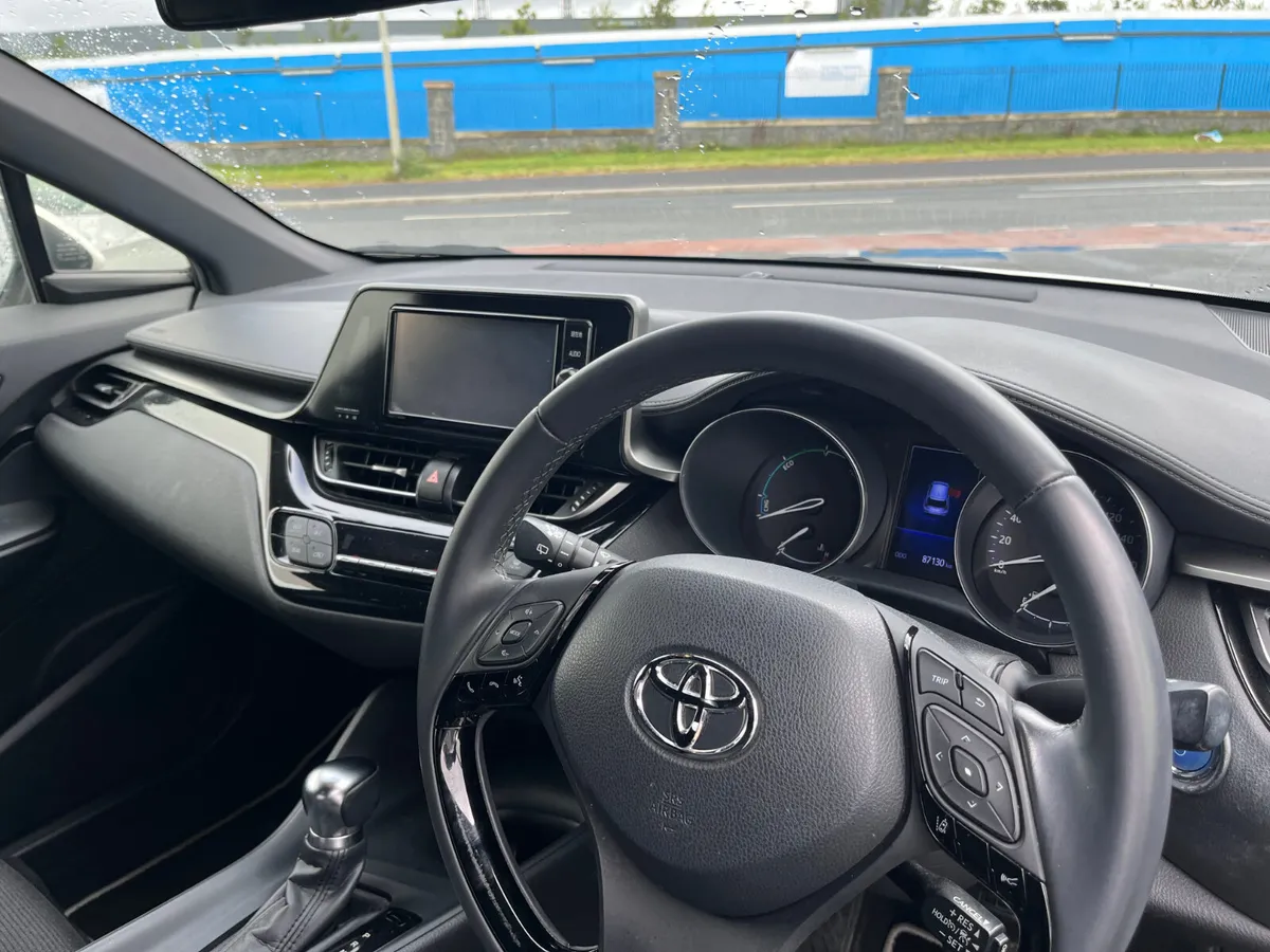 TOYOTA C-HR 2018, 1.8 HYBRID AUTO LOW KMS - Image 3
