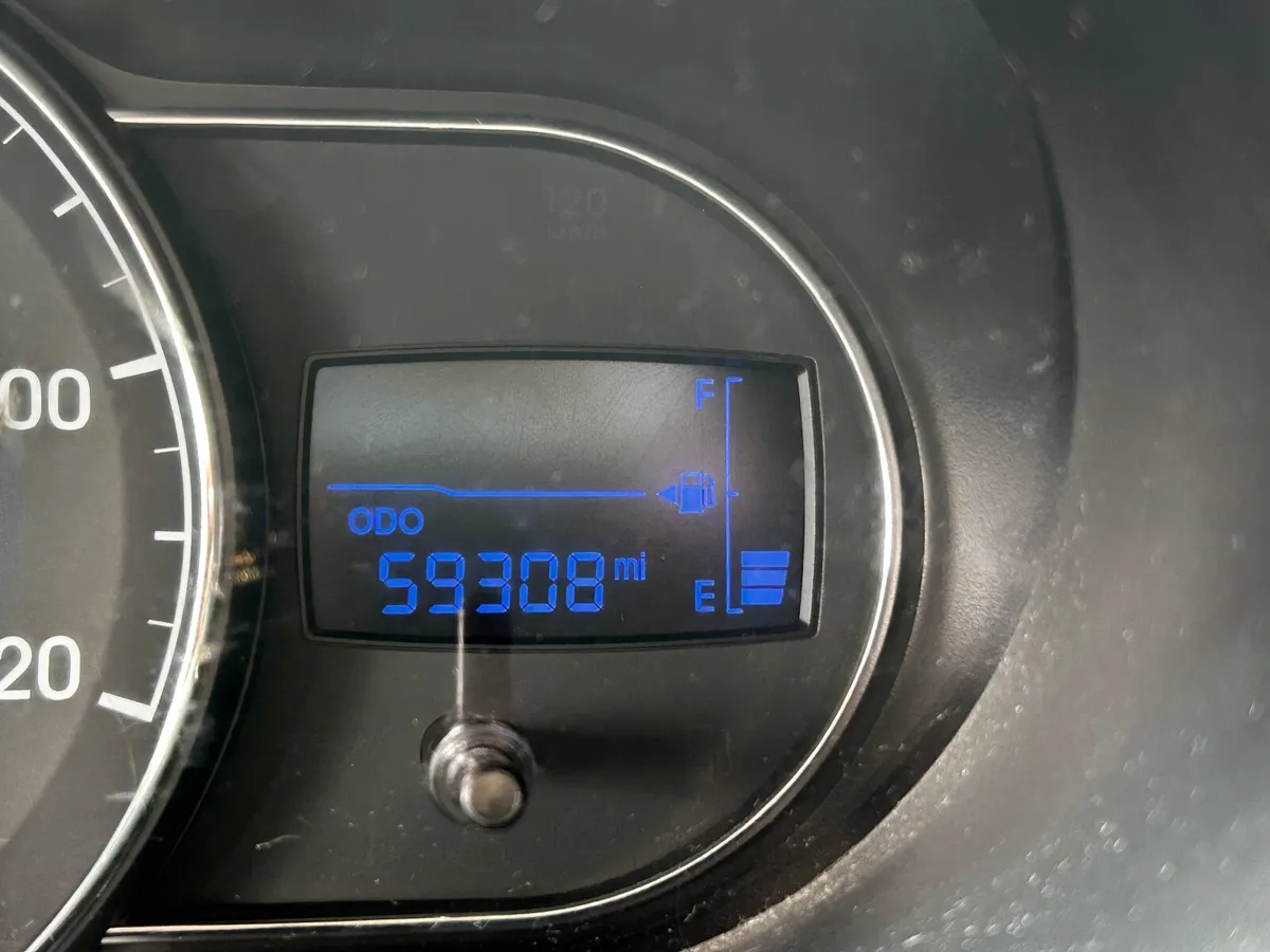 Hyundai i10 2012 - Image 2