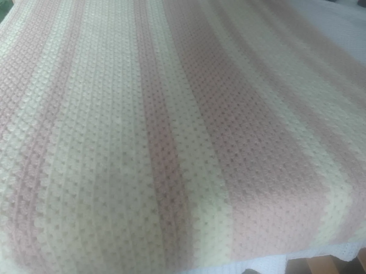 CROCHET DUSTY PINK & CREAM THROW RUG NEW - Image 3