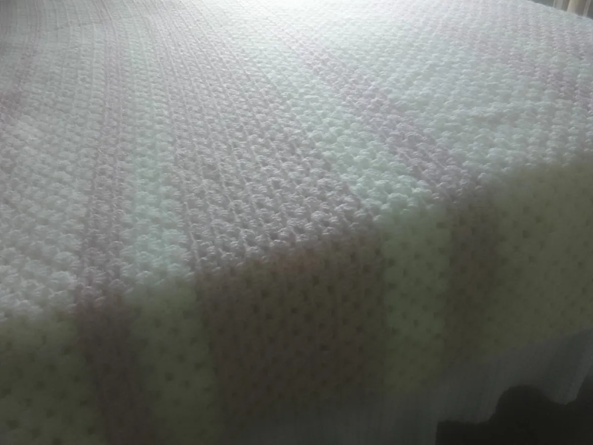 CROCHET DUSTY PINK & CREAM THROW RUG NEW - Image 4