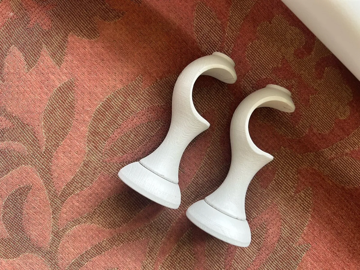 Pale grey wooden Curtain pole - Image 4