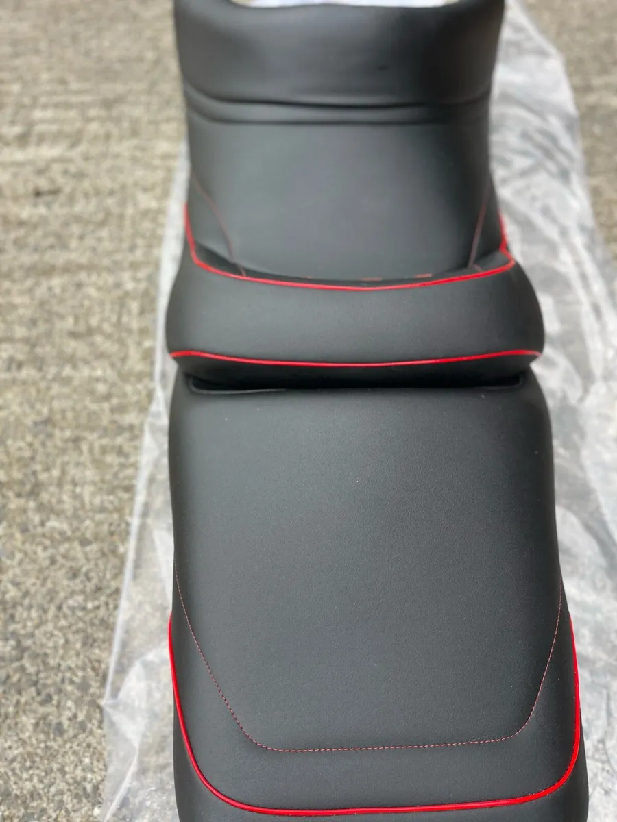 Motorcycle seat and pannier bags - Image 4