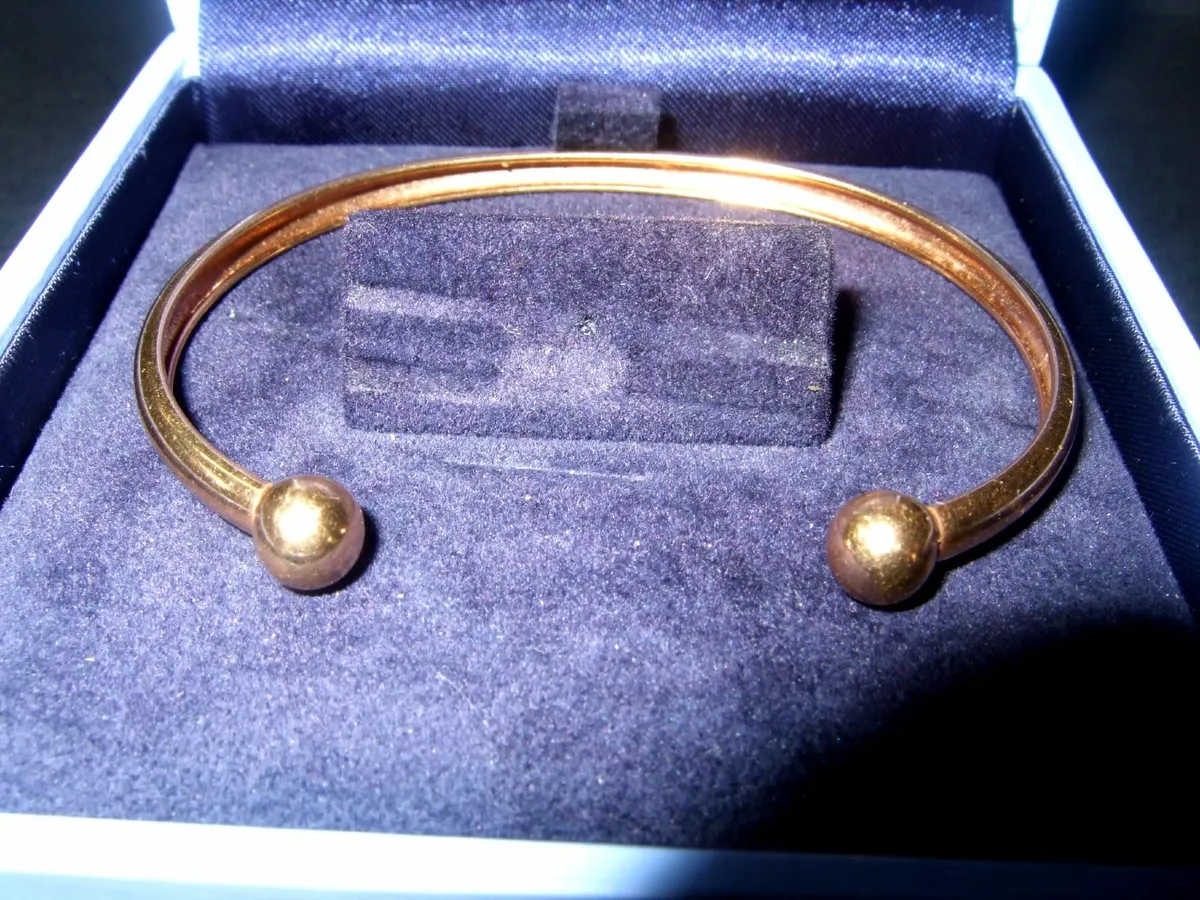 Vintage 9ct Gold Torque Bangle - Image 1
