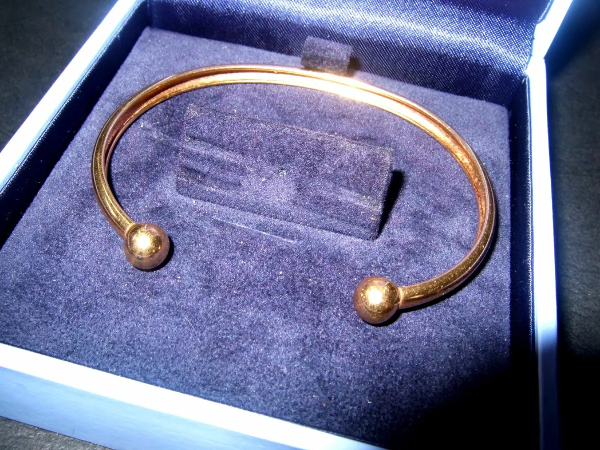 Vintage 9ct Gold Torque Bangle - Image 2