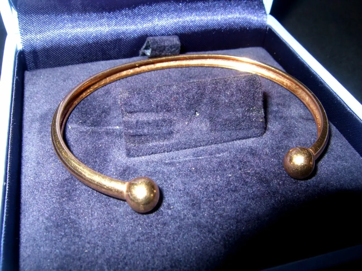 Vintage 9ct Gold Torque Bangle - Image 4