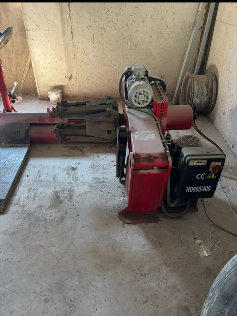 Truck tyre machine - Image 1