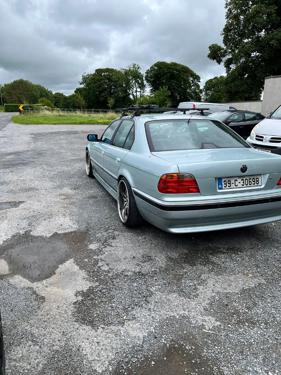 BMW 728i - Image 2