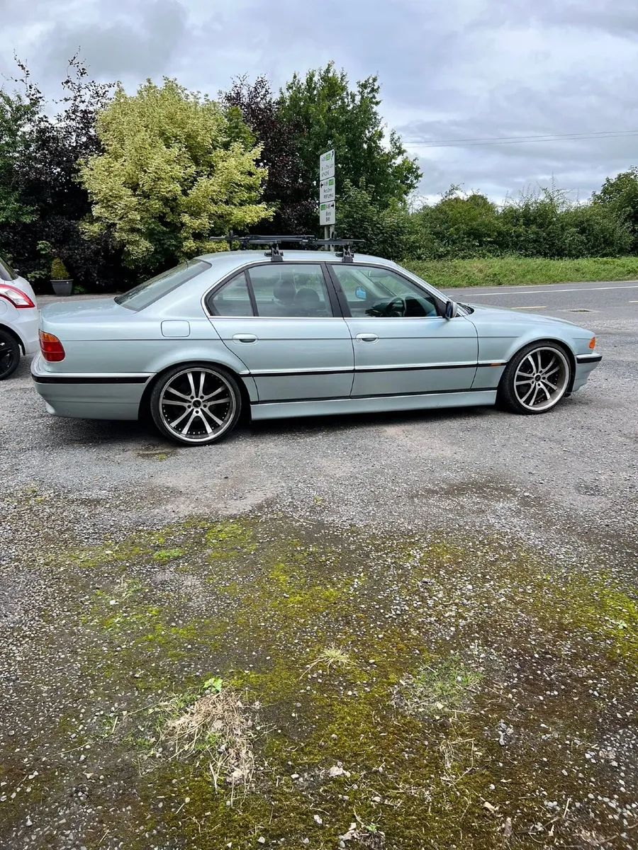 BMW 728i - Image 1