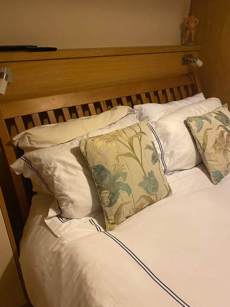 Solid Oak sleigh bed - Image 1