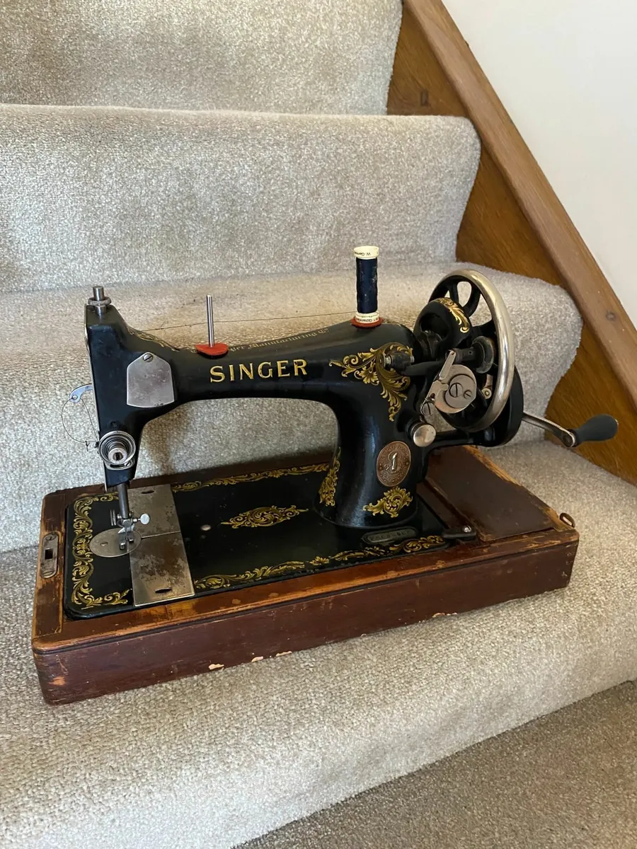c1910 Antique Singer Sewing Machine. Case with key - Image 1
