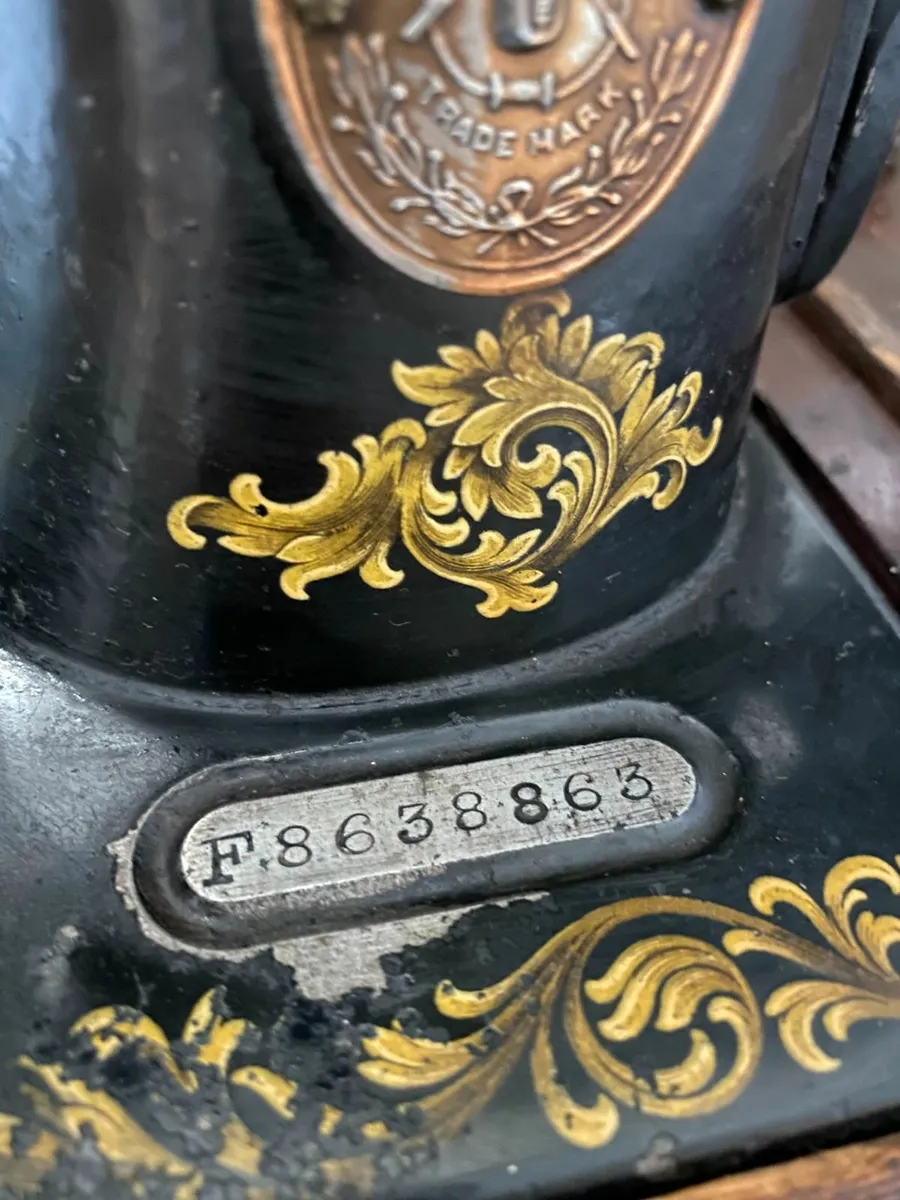 c1910 Antique Singer Sewing Machine. Case with key - Image 2