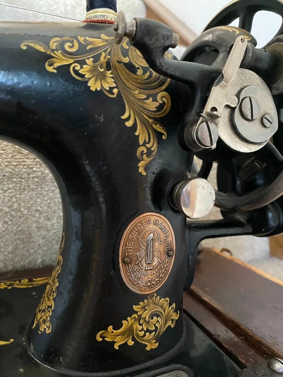 c1910 Antique Singer Sewing Machine. Case with key - Image 3