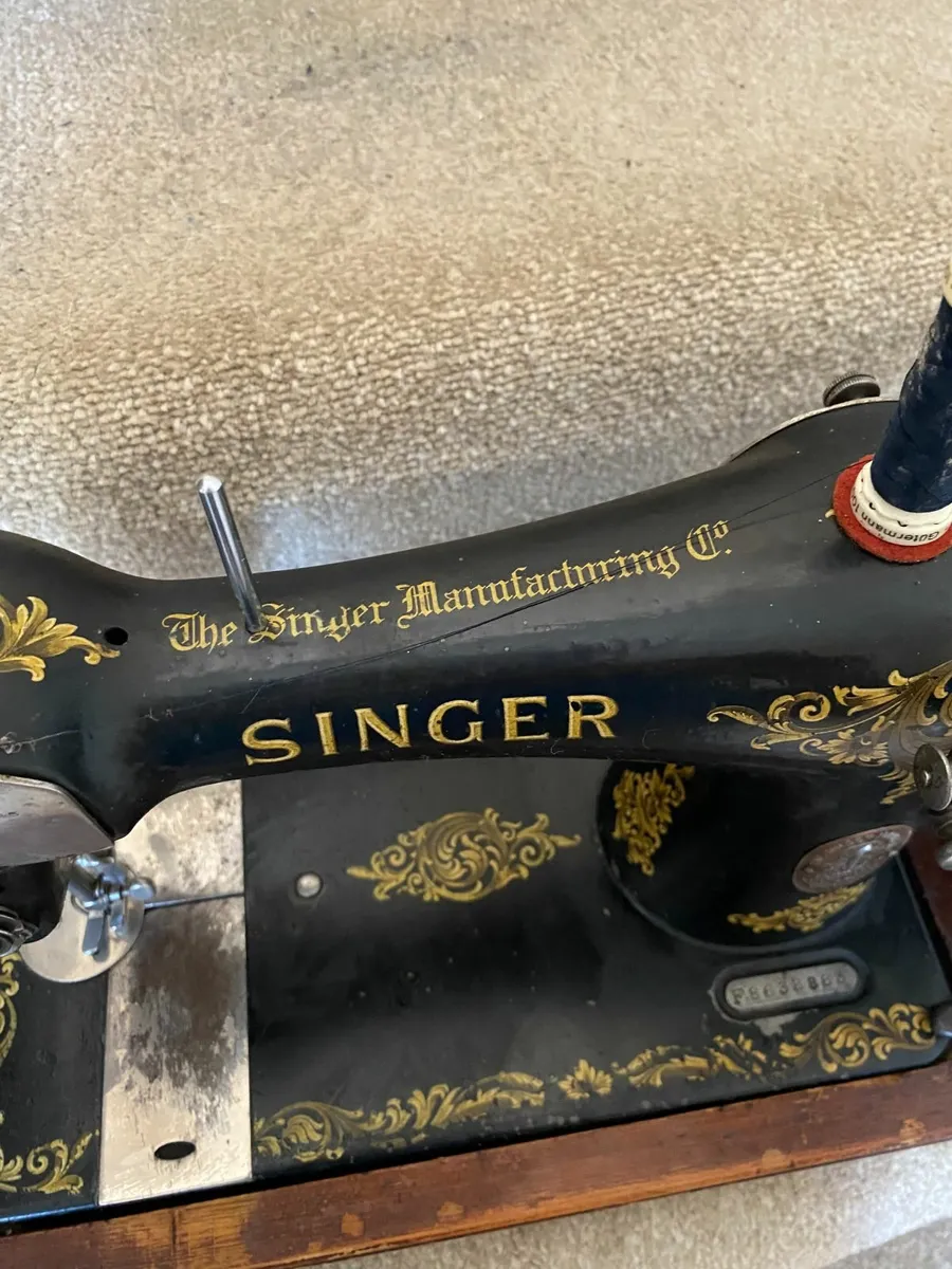 c1910 Antique Singer Sewing Machine. Case with key - Image 4