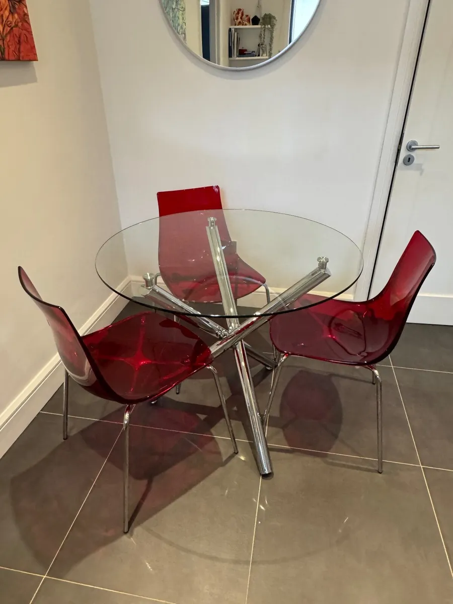 Round glass dining table and chairs - Image 1