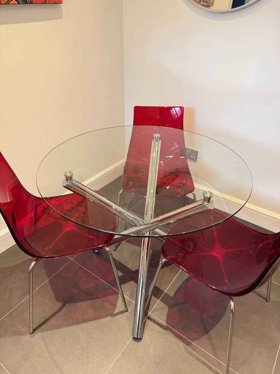 Round glass dining table and chairs - Image 2