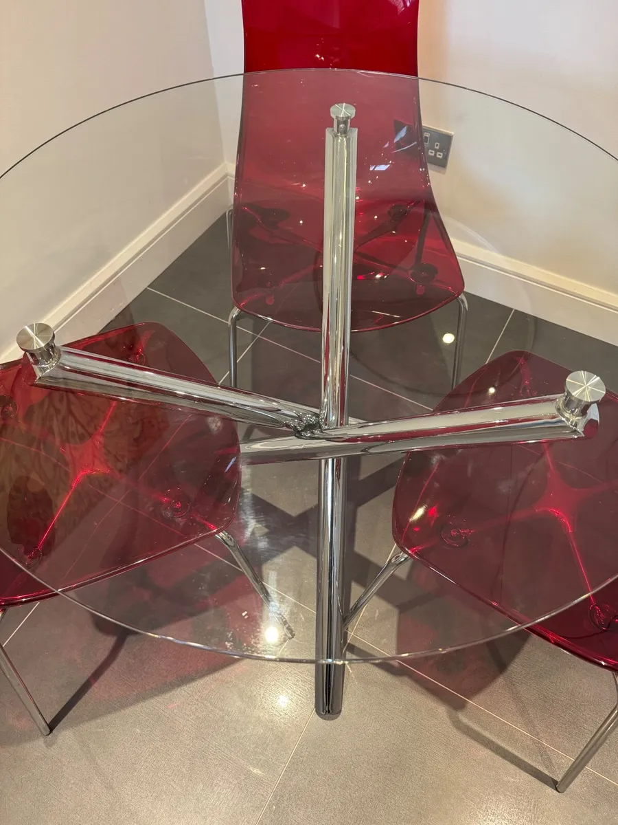Round glass dining table and chairs - Image 3