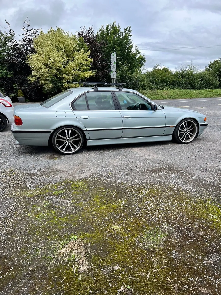 BMW 728i - Image 1