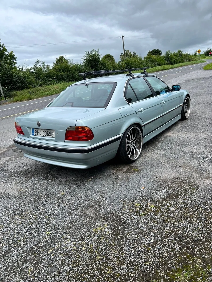 BMW 728i - Image 2