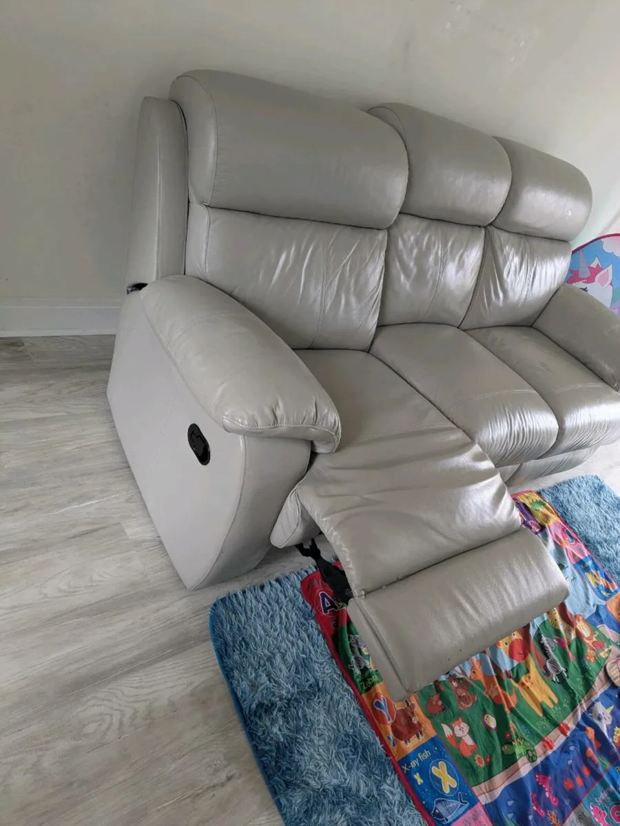 Recliner couch, beige color - Image 3