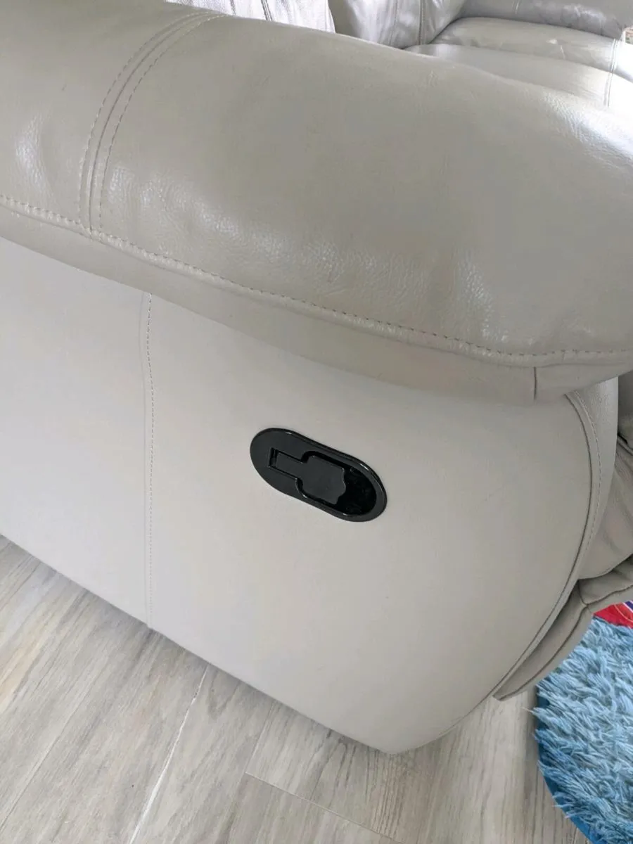 Recliner couch, beige color - Image 4